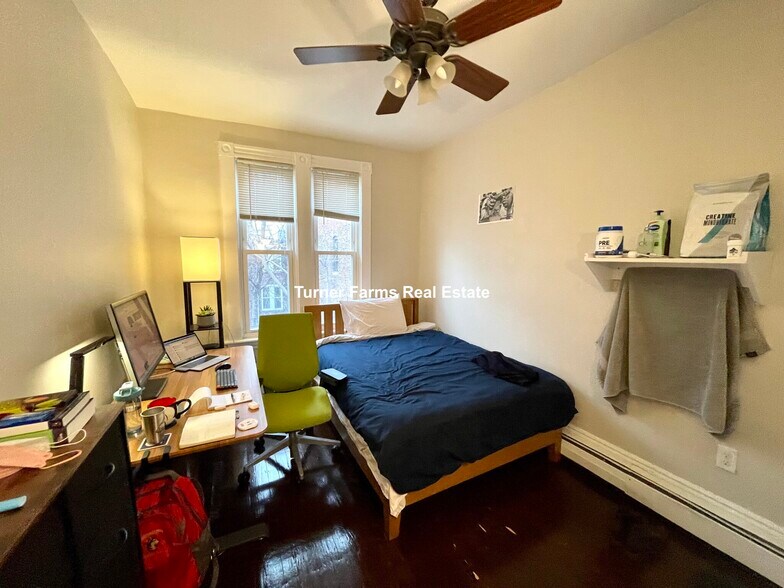 Building Photo - 717 Parker St