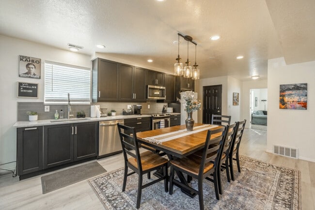 Building Photo - 924 Lowell Ave S