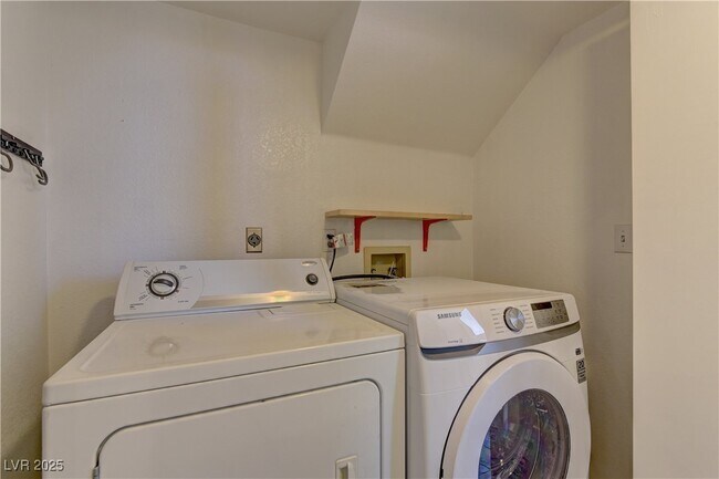 Building Photo - 938 Carnival Ave