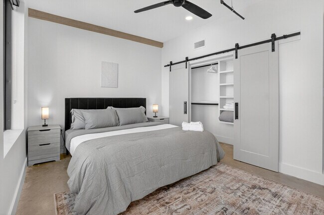 Building Photo - 100 W 5th St