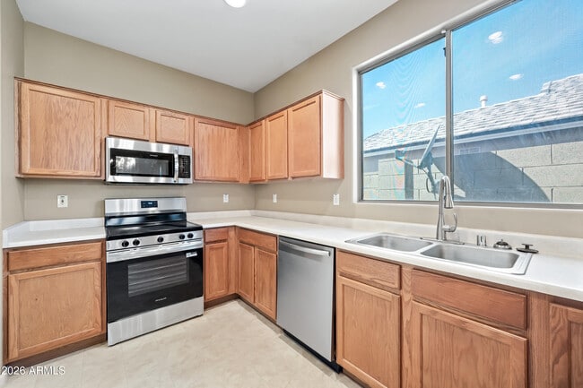 Building Photo - 10870 W Chase Ln