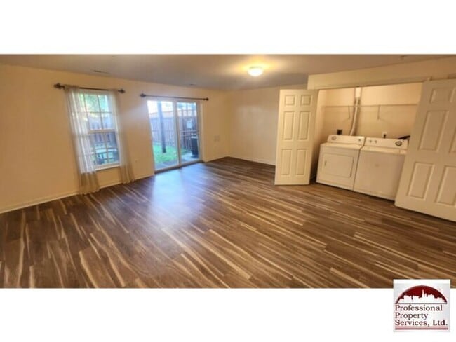 Building Photo - Spacious 3 Level Townhome In Wellington Tr...
