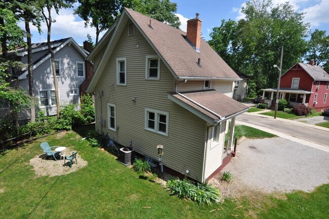 Building Photo - 921 Sylvan Ave