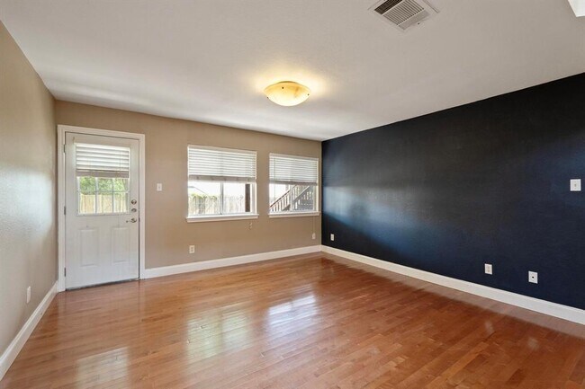 Building Photo - 1806 Rosenborough Ln N