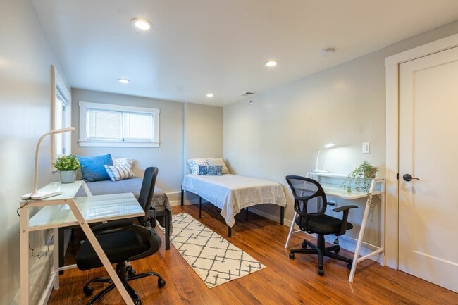 A spacious, naturally lit bedroom featuring sleek decor - 2901 Channing