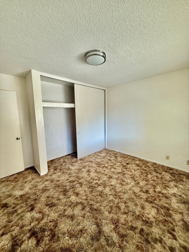 Building Photo - 287 E Elm St