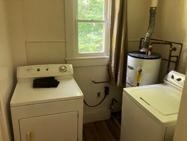 Building Photo - Quiet 1 Bedroom Country Cottage in Rural S...
