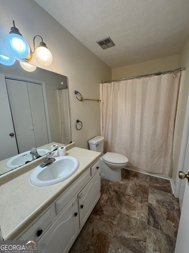 Building Photo - 1041 Limmerick Dr