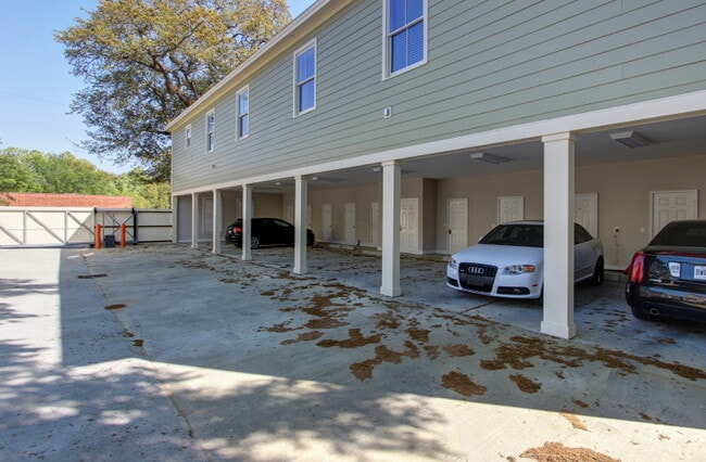 Building Photo - Stunning 3 bed/2.5 bath townhouse with Gated Parking and Energy Efficiency