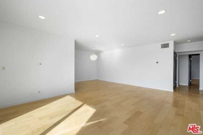 Building Photo - 8550 Holloway Dr