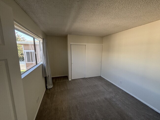 Building Photo - MOVE IN READY Updated La Habra condo