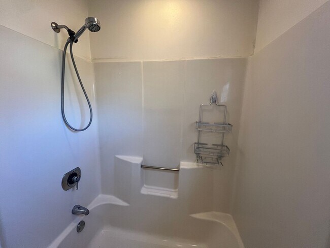 Building Photo - Beautiful 3 Bed/ 3 Bath Townhome in Privat...