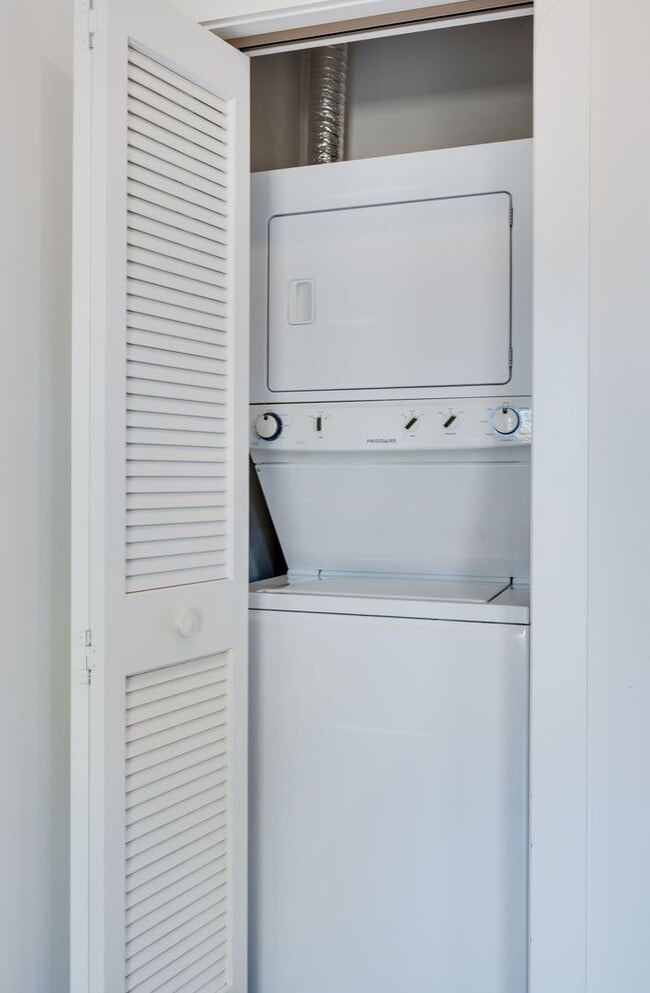 Building Photo - Beautiful 2BE/2.5BA townhouse located in the very desirable Nations!