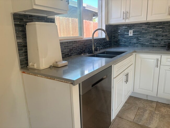 Building Photo - 10547 Hayvenhurst Ave