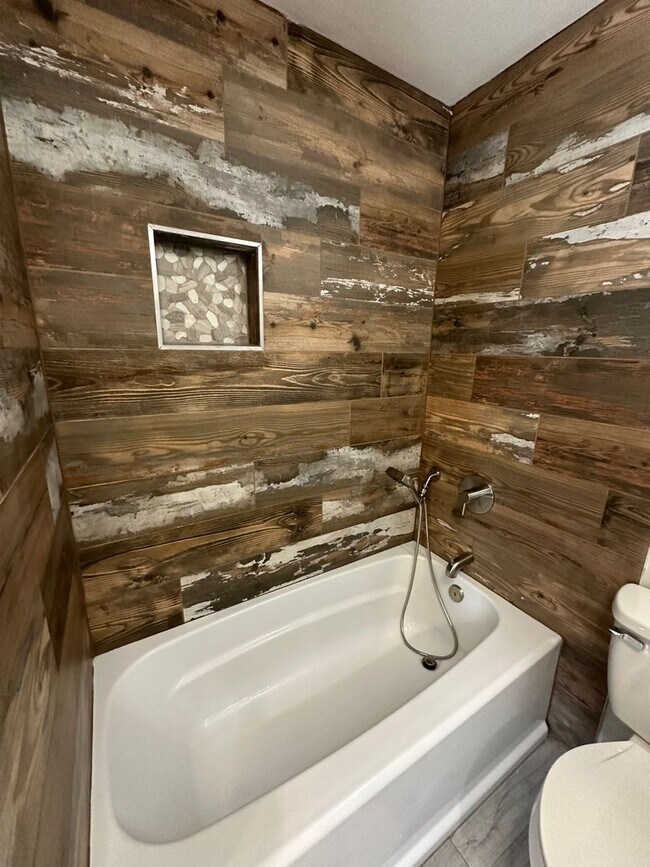 Building Photo - 3 Bed 2 Bath Remodeled Home for Rent!