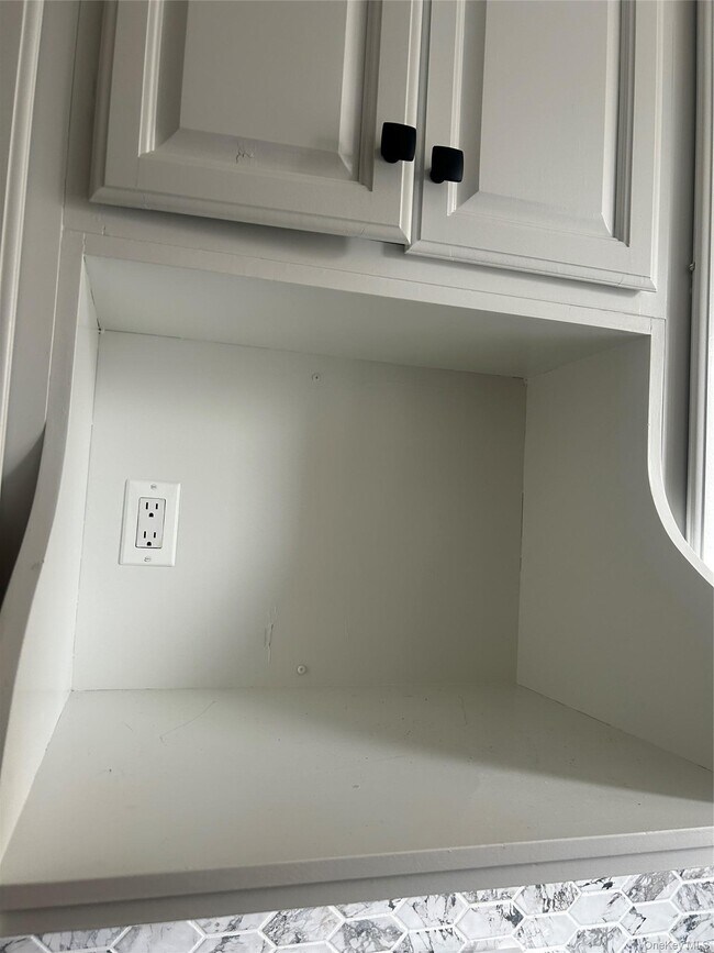 Building Photo - 594 E 38th St