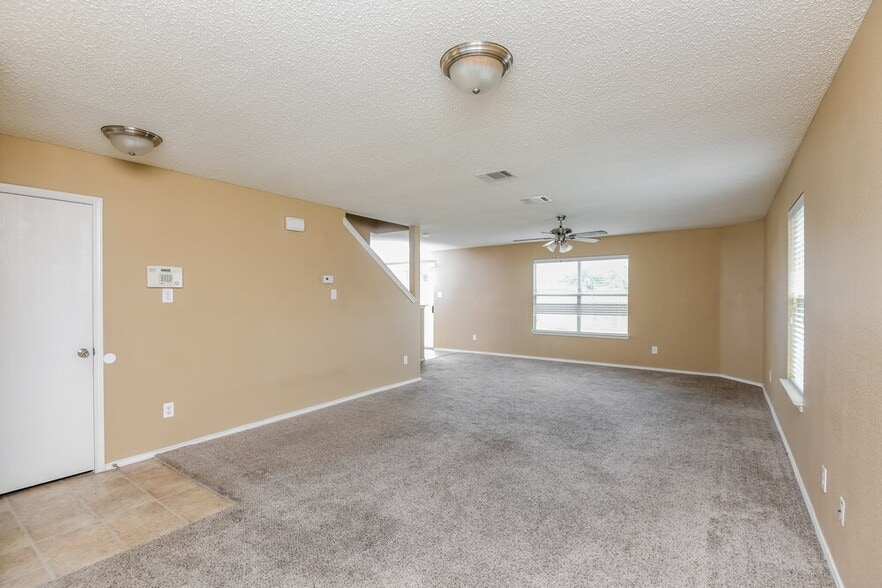 Building Photo - 949 Canary Dr