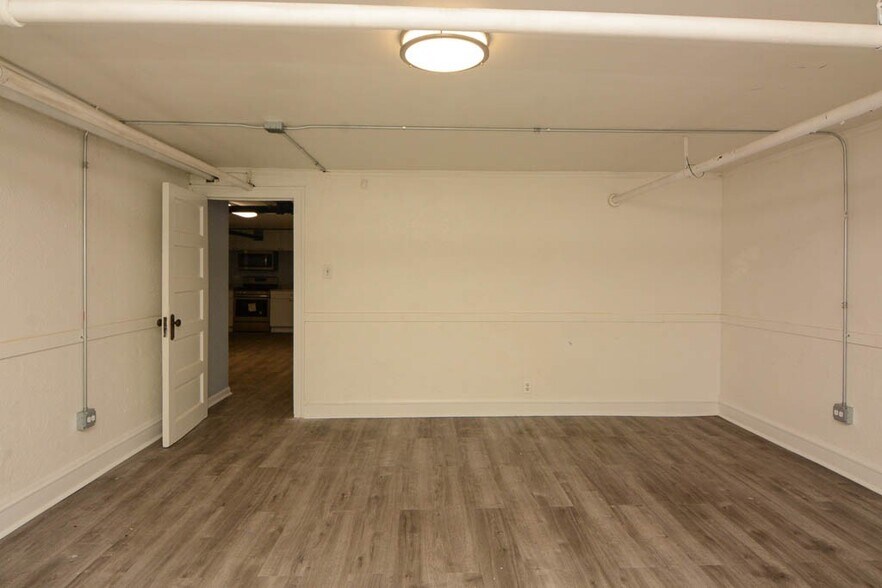 Building Photo - 5534 N Artesian Ave