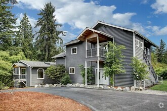 Building Photo - Estate Living in Mirrormont, Issaquah 5 Be...