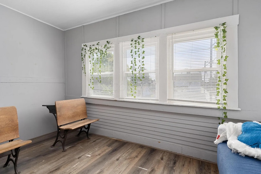 Building Photo - 477 E Gates St