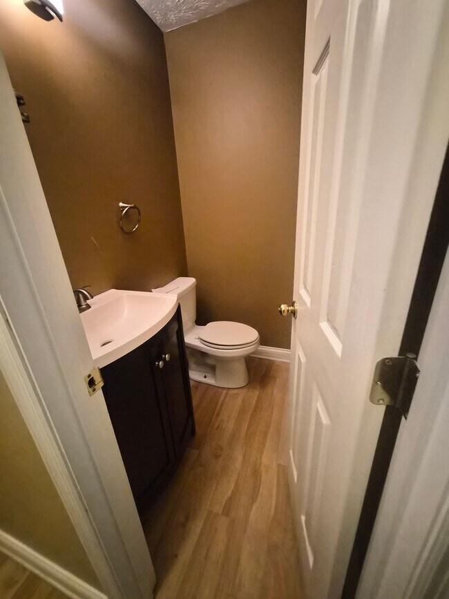 Building Photo - West Knoxville 37934 - 3 bedroom, 2.5 bath with a sunroom and 1-car garage - Call Lisa Vineyard 8...