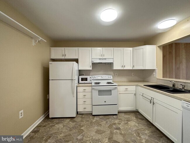 Building Photo - 102 Ridge Ct