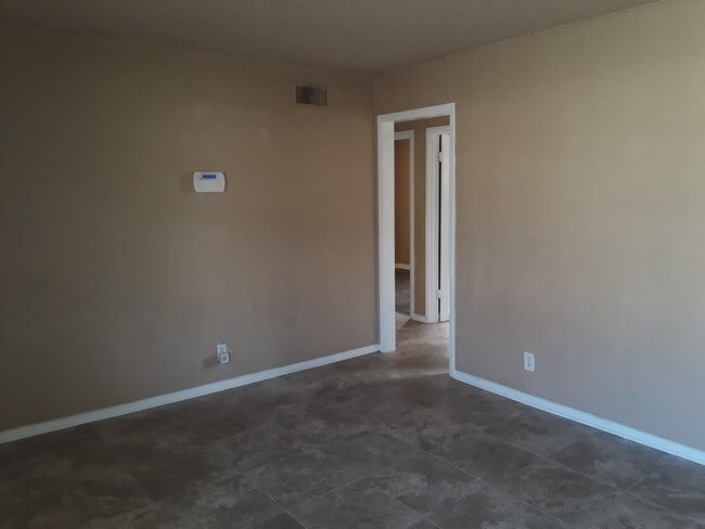 Building Photo - Spacious 4 Bedroom House