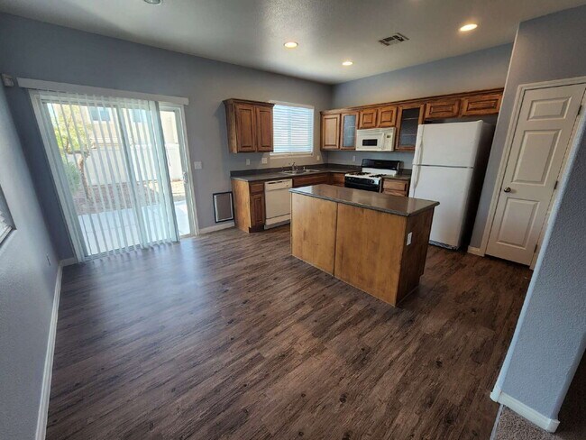 Building Photo - "Charming 3-Bed Oasis with 2 Full Baths in North Las Vegas – 1305 Sq Ft of Comfort!"