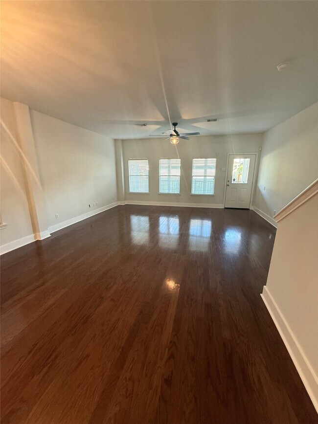 Building Photo - 609 W 20th St