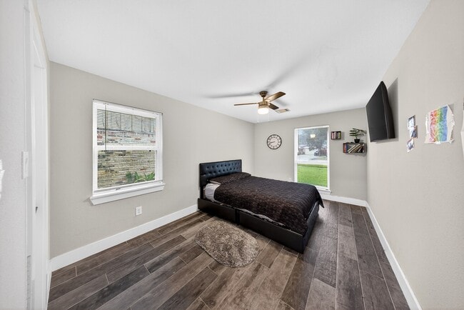 Building Photo - 6215 Great Oaks Dr