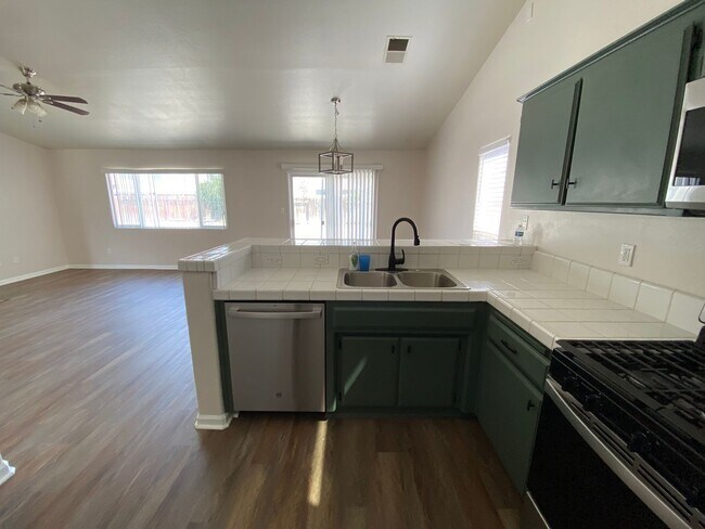 Building Photo - Silver Creek Beauty