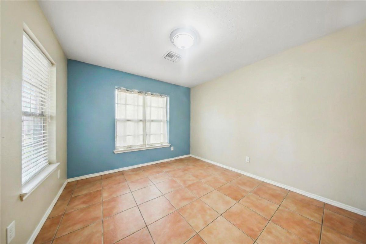 Building Photo - 3080 Linwood Ave