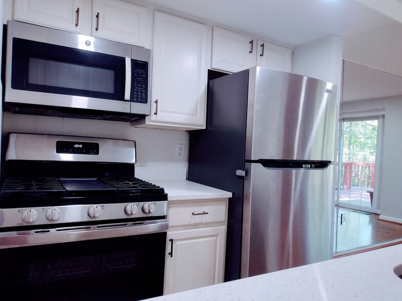 Building Photo - 5455 Hildebrand Ct