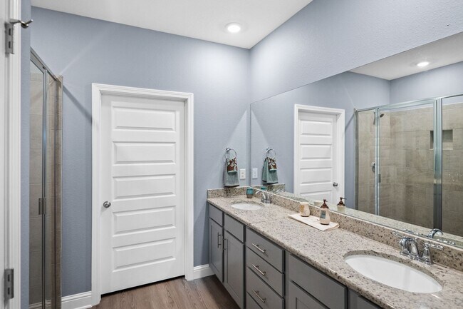 Building Photo - AVAILABLE IN NOVEMBER - Don't miss this op...