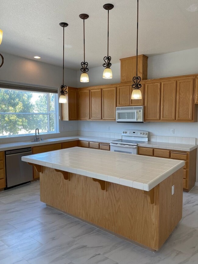 Building Photo - 5-Bedroom, 3-Bathroom Home for Rent on 1-A...