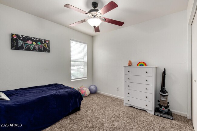 Building Photo - 1927 E Hampton Ave