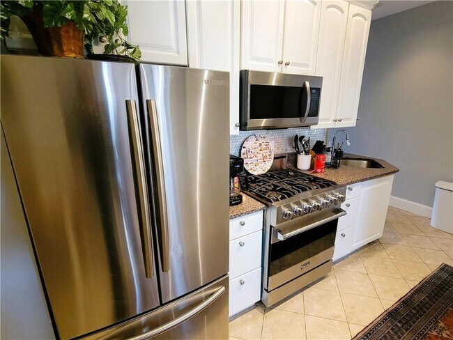 Building Photo - 92 Pelham St