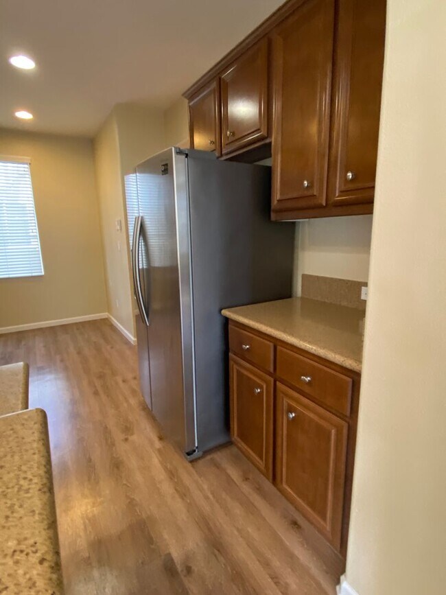 Building Photo - San Ramon Gale Ranch Townhouse 3BD/2.5BA with 4th Room for Office Loft! Community Pool Included!