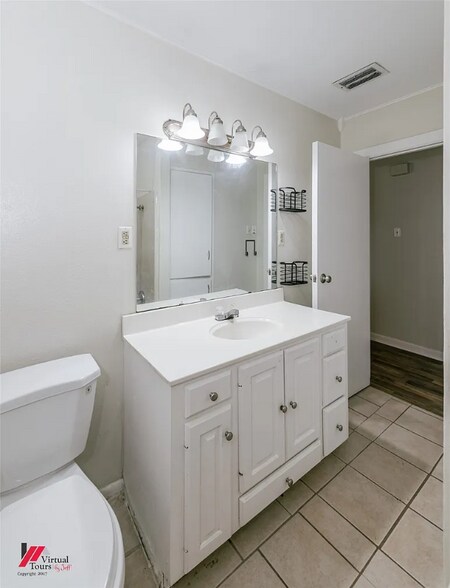 Building Photo - 1913 Lee St