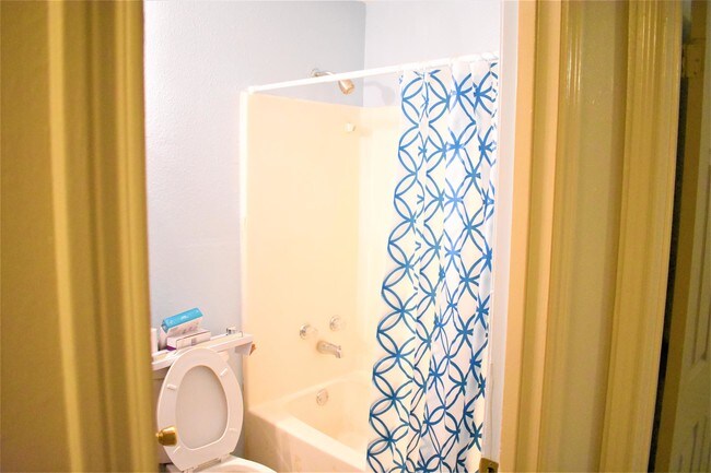 Building Photo - 2005 Railroad St