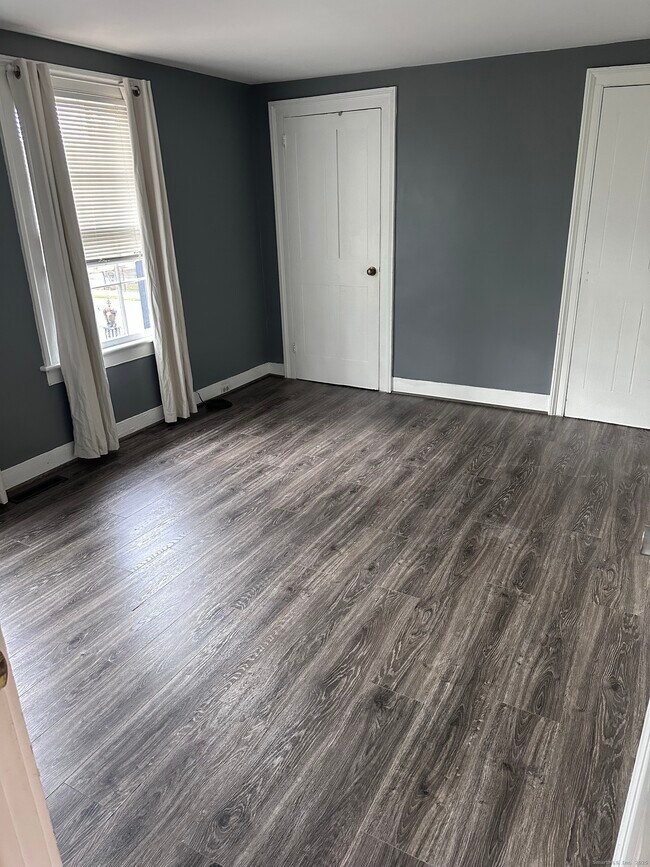 Building Photo - 941 E Broadway