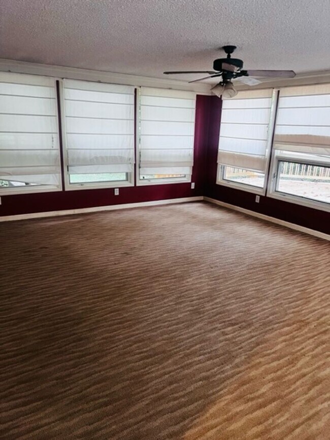 Building Photo - 4 bed, 3 bath home in Stonehaven