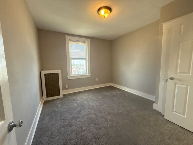 Building Photo - Three Bedroom Home In Baltimore