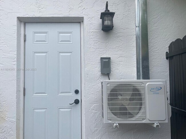 Building Photo - 11401 Taft St