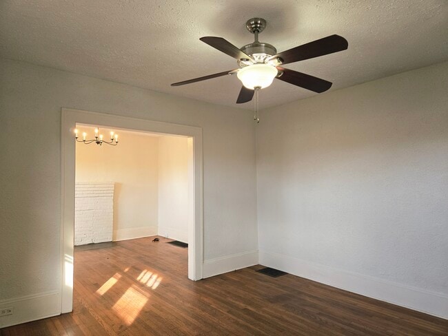 Building Photo - 12 E Chestnut St