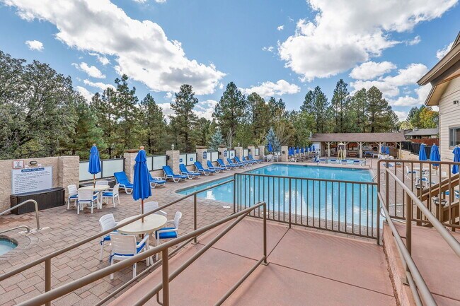 Building Photo - 2650 Valley View Dr