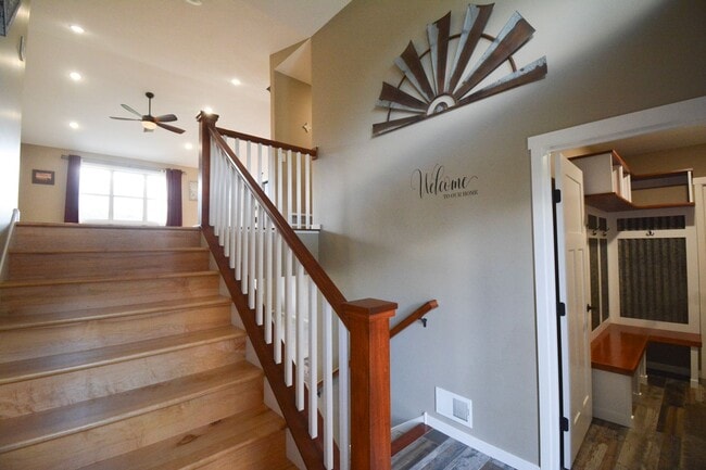 Building Photo - Spacious and Stunning 5 Bed 4 Bath For Ren...