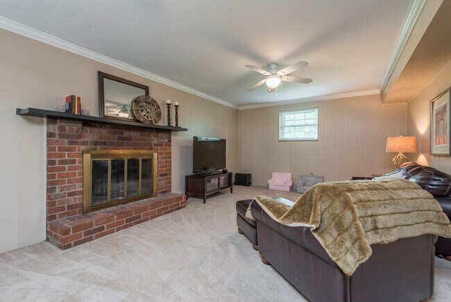 Building Photo - 4BR/ 3BA in West Hills + TWO 2-car garages, screened patio, fenced backyard