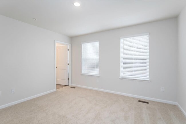 Building Photo - 128 JULIE Ln