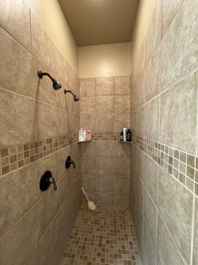 Building Photo - 3 bed, 2 bath, 2 car storm shelter in Yuko...